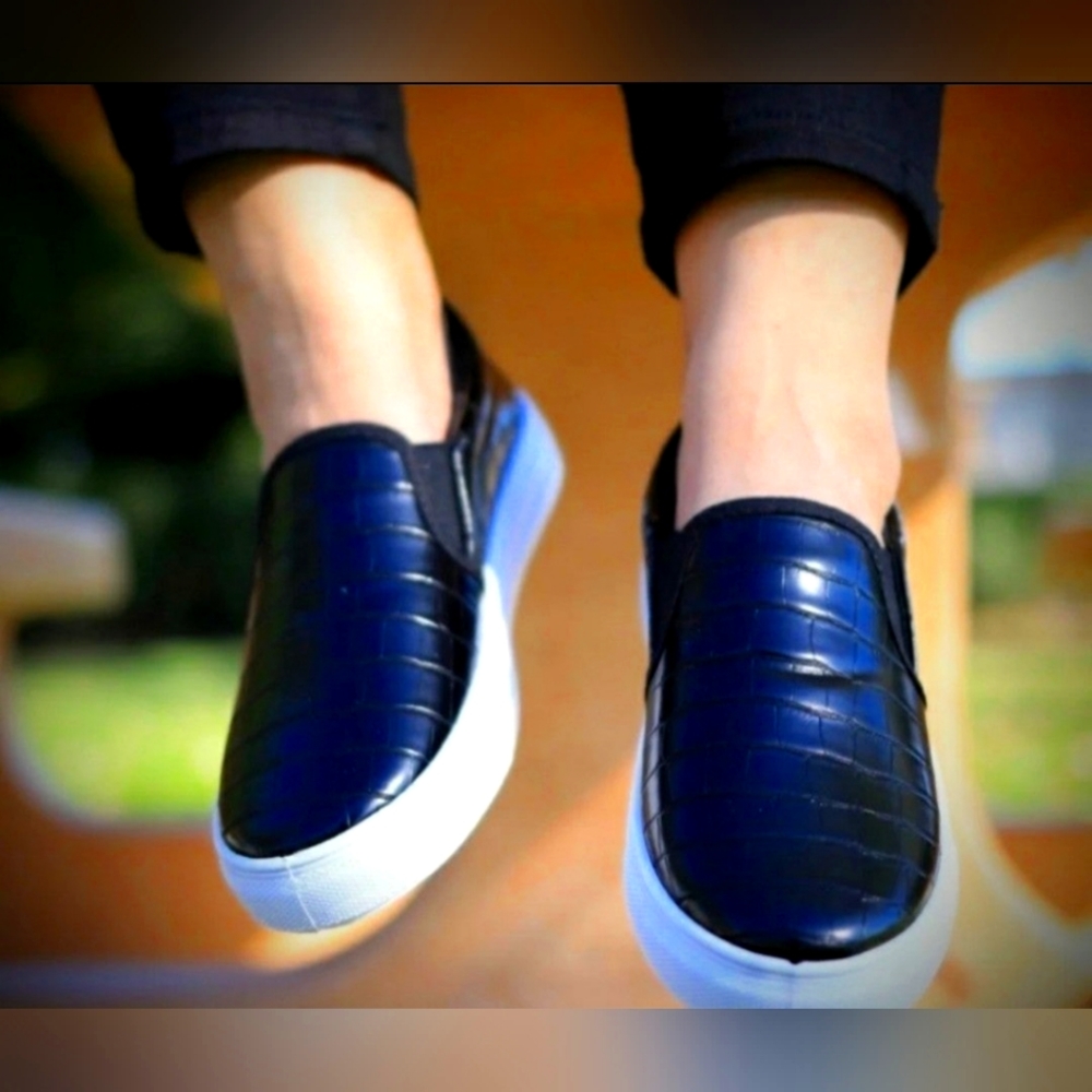 Quipid Mens Slip On Size 6.5